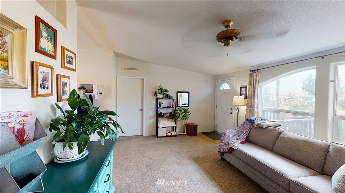 196 Skyrocket Road Prescott, WA 99348 - Photo 5 of 21 a living room with furniture and a couch