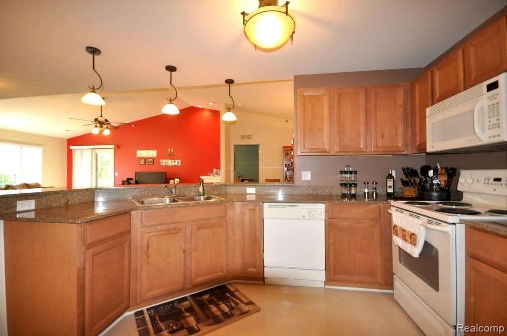 1647 Deepwood Circle Rochester, MI 48307 - Photo 9 of 26 DSC_0338.jpg