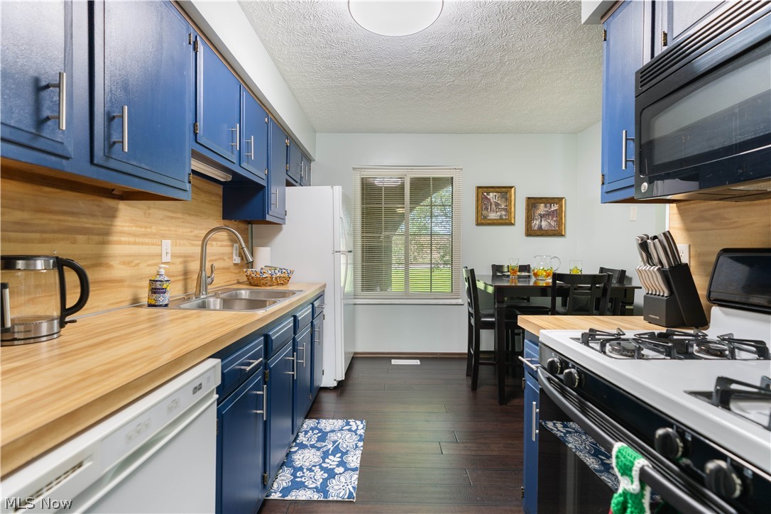 6674 Hills And Dales Road Northwest Canton, OH 44708 - Photo 16 of 34 Eat in kitchen.