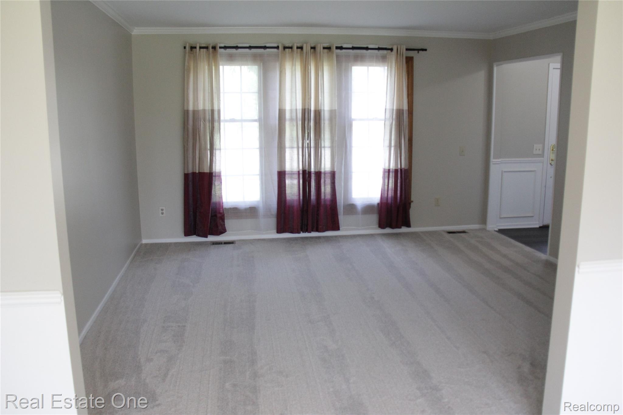 44777 Saltz Road Canton, MI 48187 - Photo 15 of 65 Living room