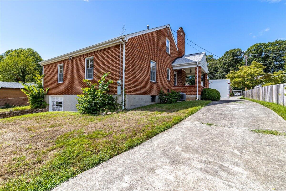 2510 Tillett Road Southwest Roanoke, VA 24015 - Photo 25 of 27 a front view of a house with garden