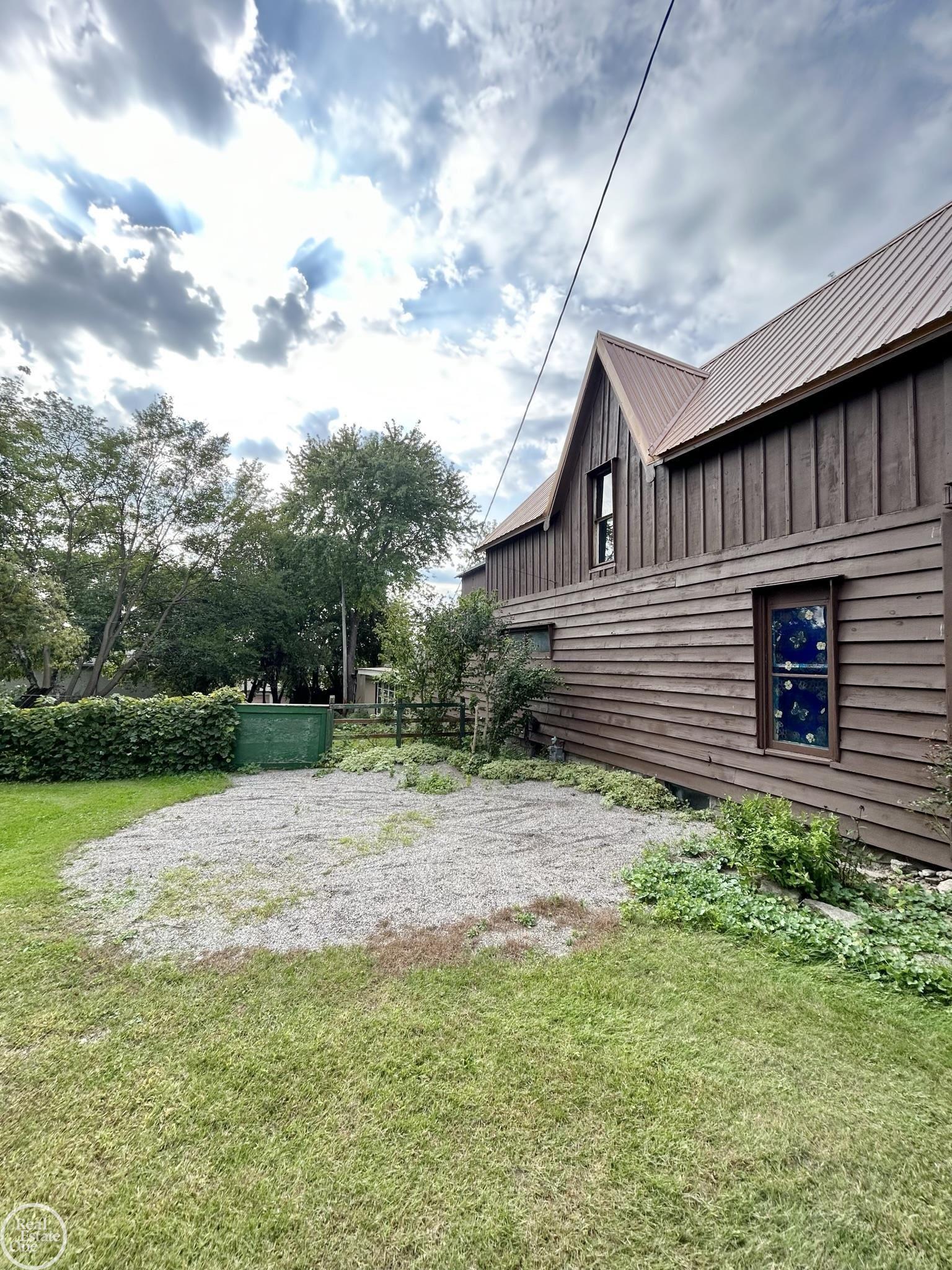 1839 Riverside Drive Port Huron, MI 48060 - Photo 2 of 31 50135537-3FD617B8-BBA4-4093-A923-C31E142D32FF.JPG