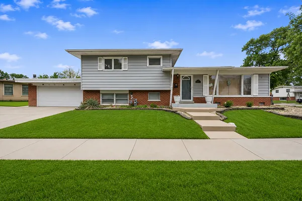 $249,900 | 150 Terrace Drive, Chicago Heights, IL 60411