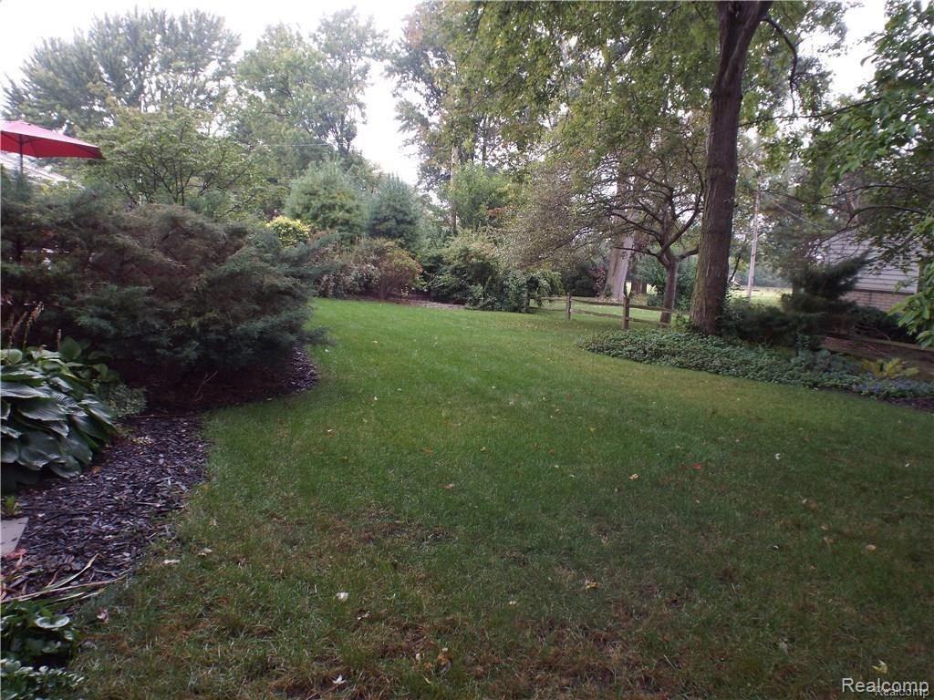 3862 Ruthland Road Troy, MI 48084 - Photo 31 of 35 Ruthland yard 4.jpg