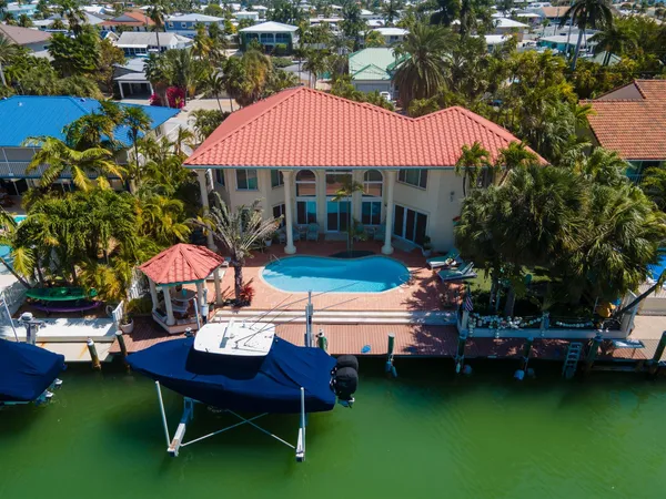 $3,900,000 | 431 12th Street, Key Colony Beach, FL 33051