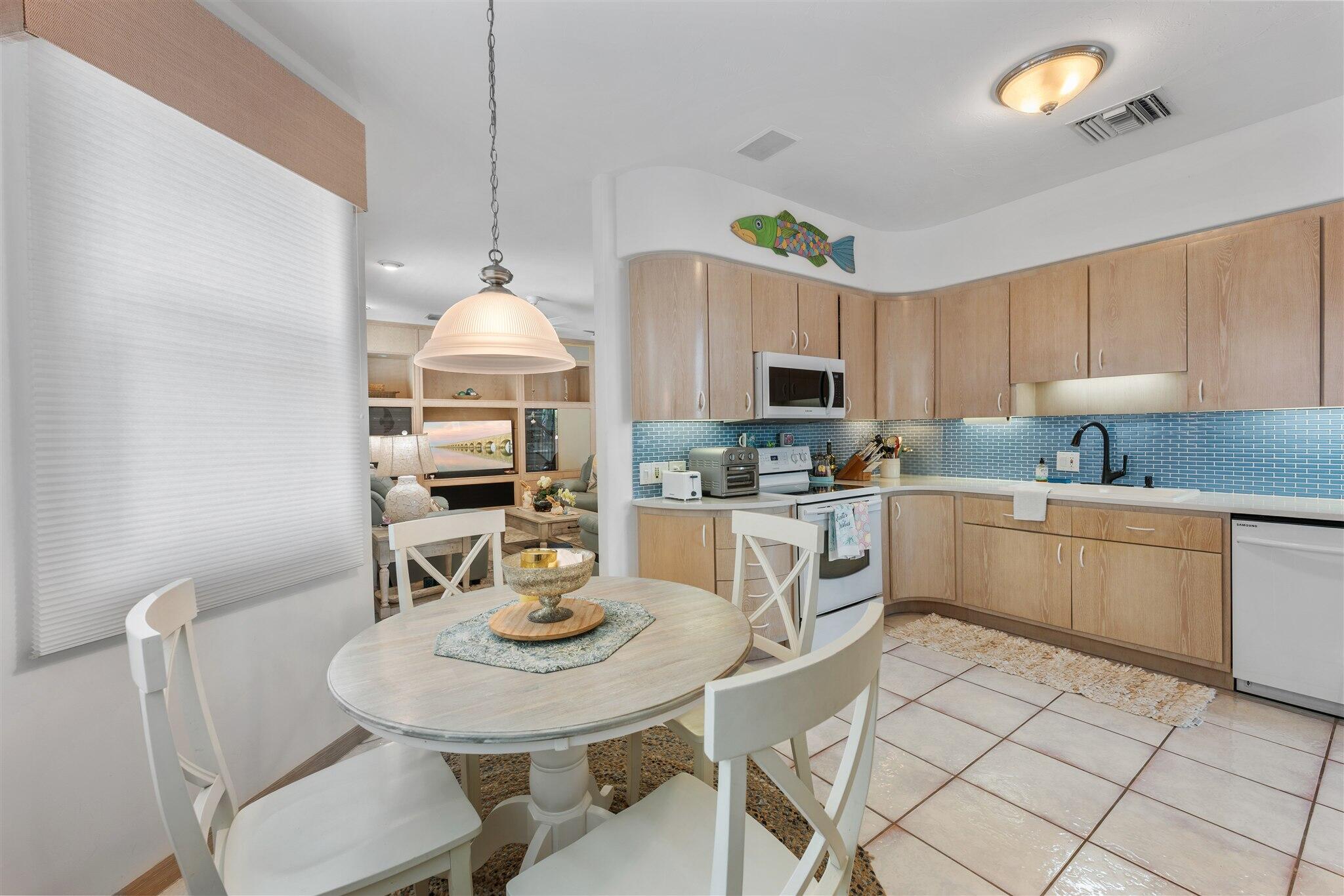 431 12th Street Key Colony Beach, FL 33051 - Photo 14 of 31 Breakfast nook Kitchen