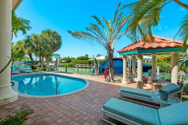 $3,900,000 | 431 12th Street, Key Colony Beach, FL 33051