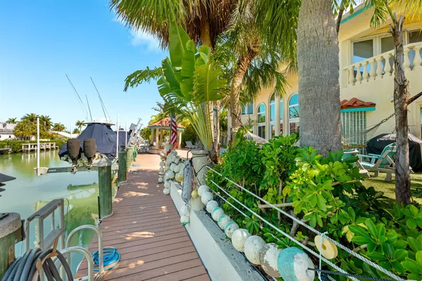 $3,900,000 | 431 12th Street, Key Colony Beach, FL 33051