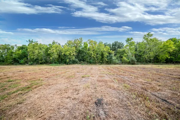 $305,000 | 2 Charlie Meyer Road, Damon, TX 77430