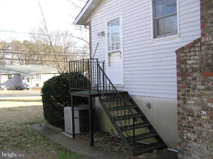 140 Magothy Beach Road Pasadena, MD 21122 - Photo 8 of 28 Side entry to kitchen