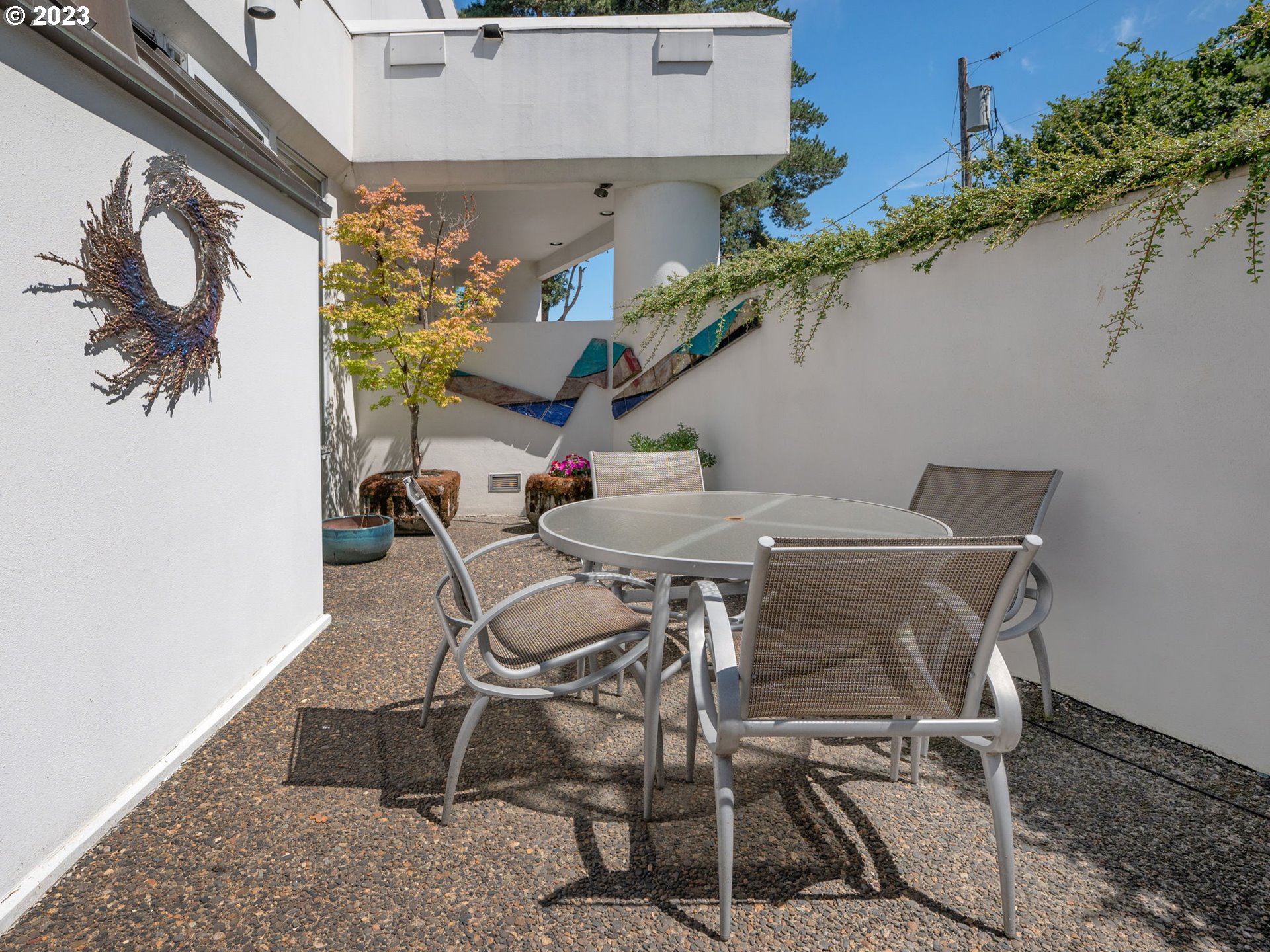 1405 Southwest Cardinell Drive Portland, OR 97201 - Photo 20 of 36 a view of a chairs and table in the balcony