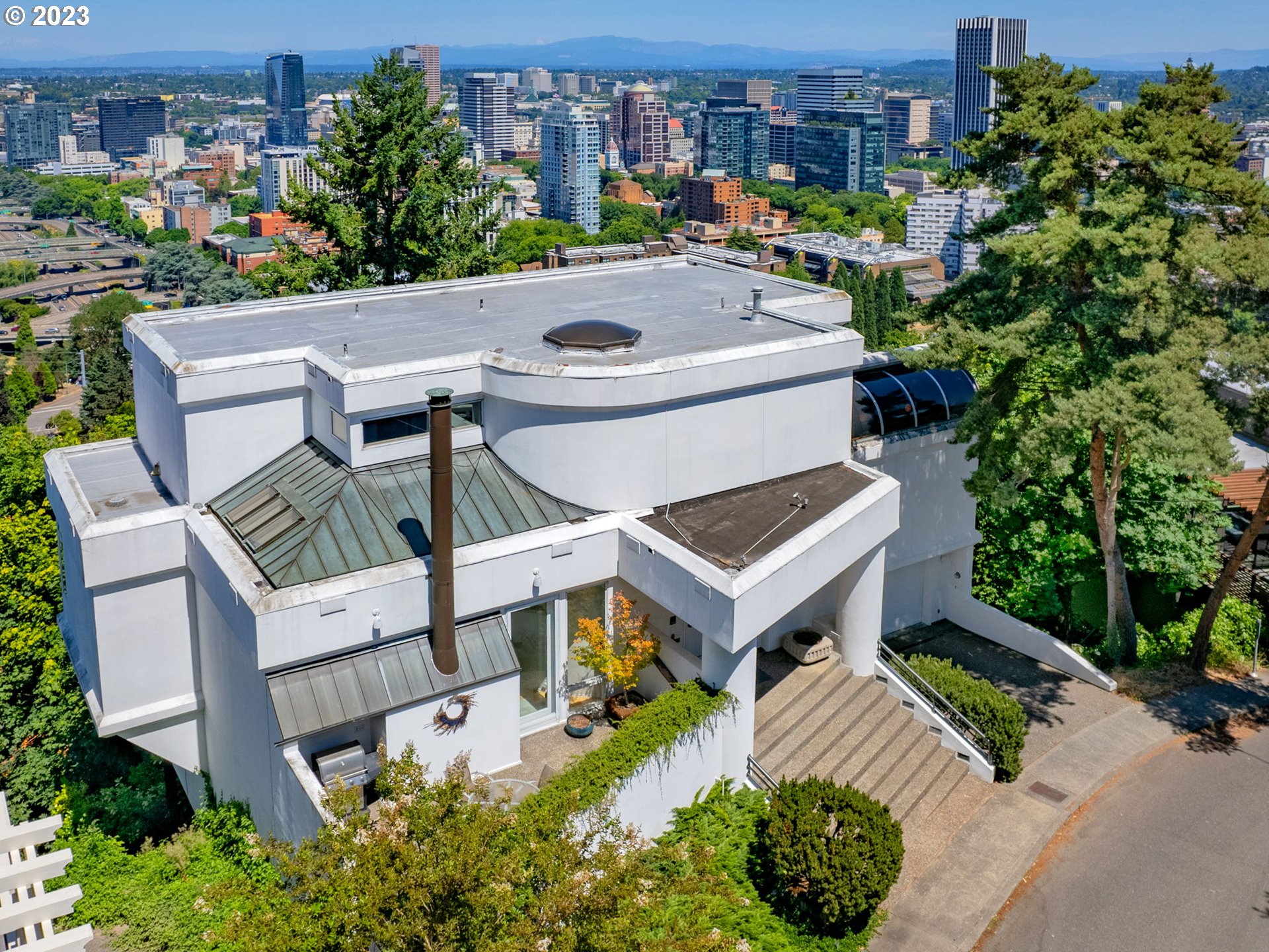1405 Southwest Cardinell Drive Portland, OR 97201 - Photo 35 of 36 a picture of a table and chairs in the garden