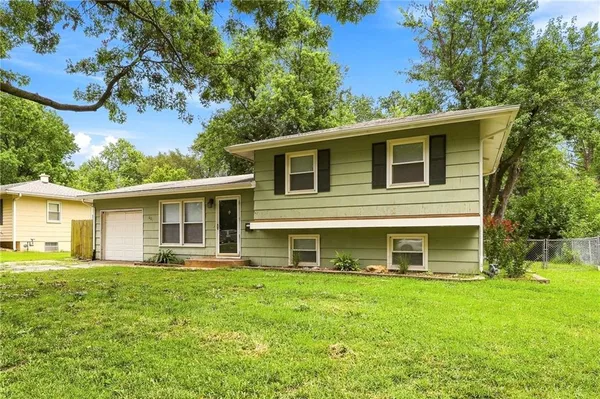 $265,000 | 621 Northwest Fair Lane, Lee's Summit, MO 64063