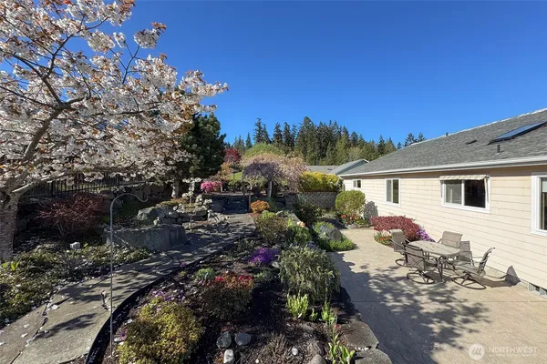 a view of a house with a yard