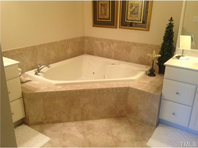 11531 Auldbury Way Raleigh, NC 27617 - Photo 11 of 24 Gallery Image 11