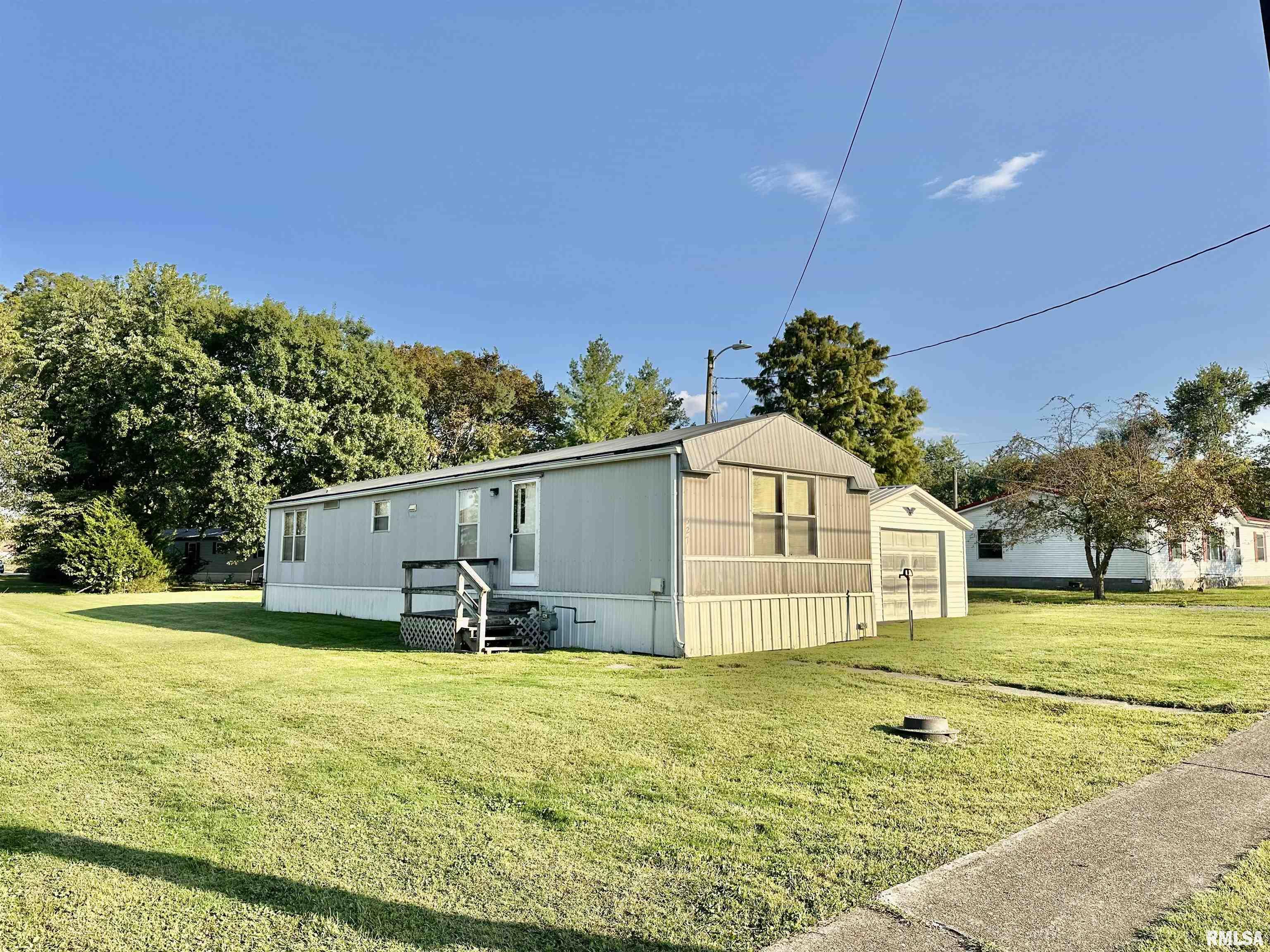 527 Washington Street Southwest Clay City, IL 62824 - Photo 1 of 41