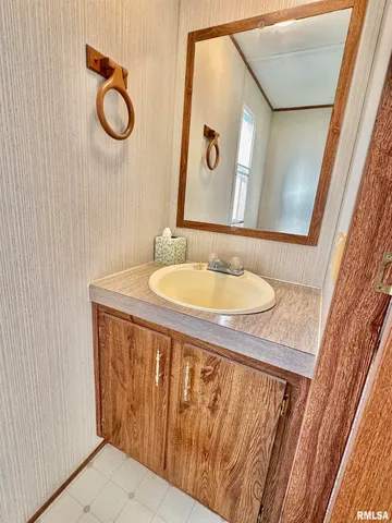 $64,900 | 527 Washington Street Southwest, Clay City, IL 62824