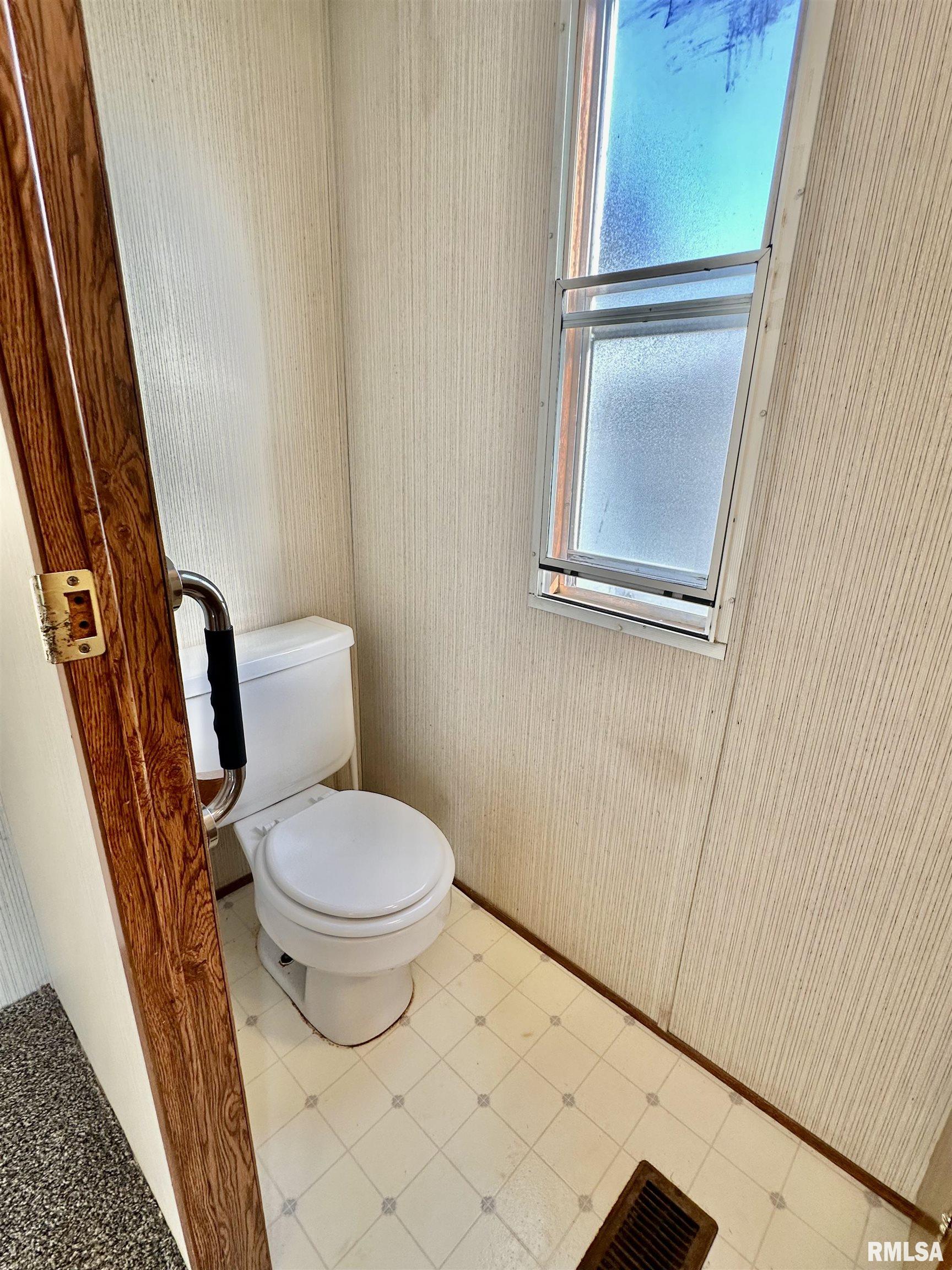 527 Washington Street Southwest Clay City, IL 62824 - Photo 35 of 41