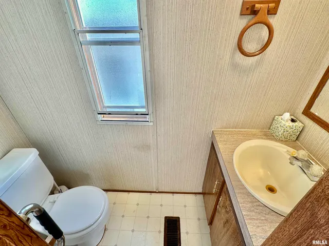 $64,900 | 527 Washington Street Southwest, Clay City, IL 62824