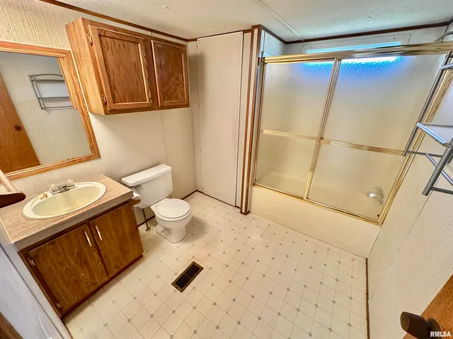 $64,900 | 527 Washington Street Southwest, Clay City, IL 62824