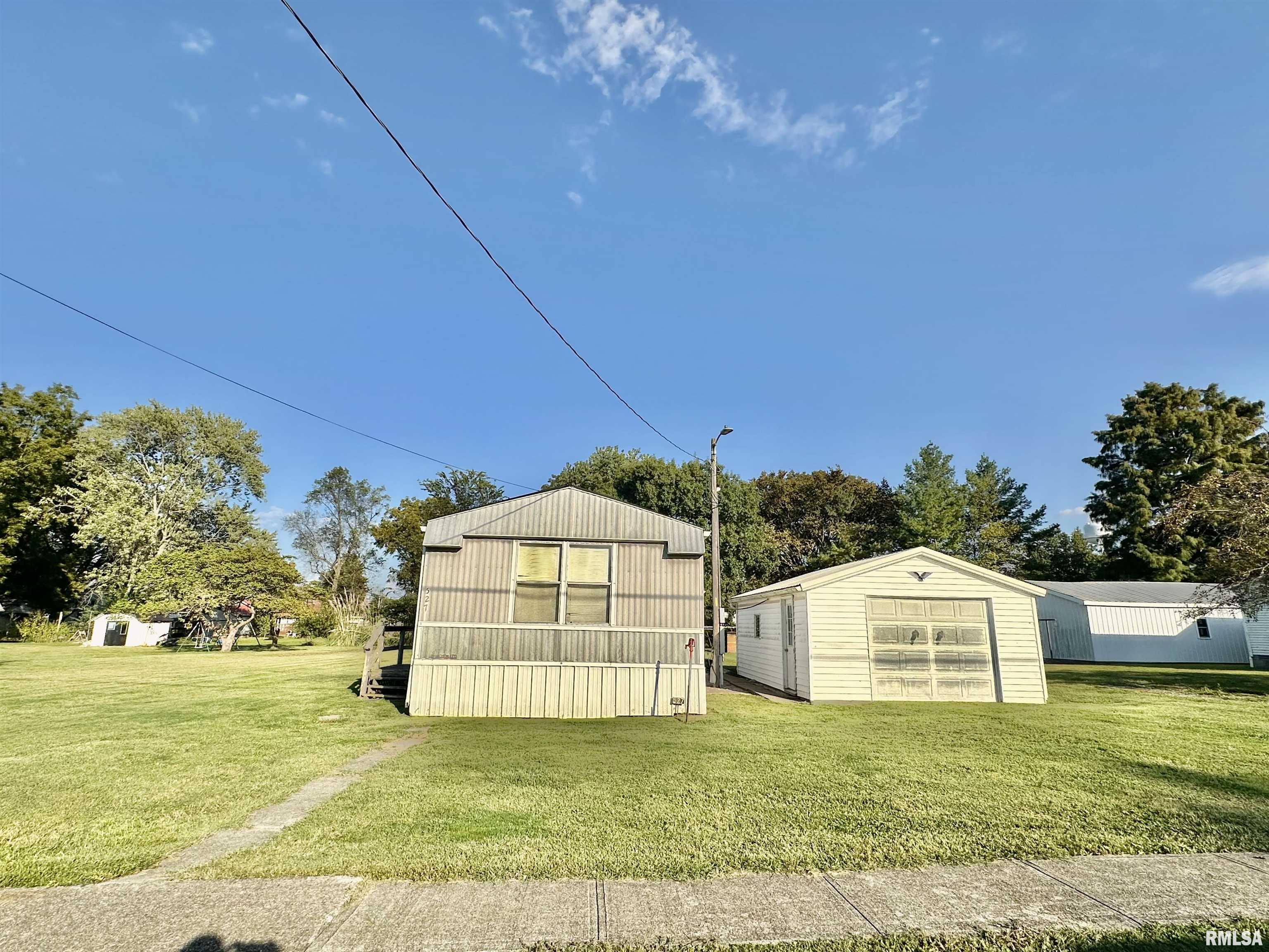 527 Washington Street Southwest Clay City, IL 62824 - Photo 7 of 41