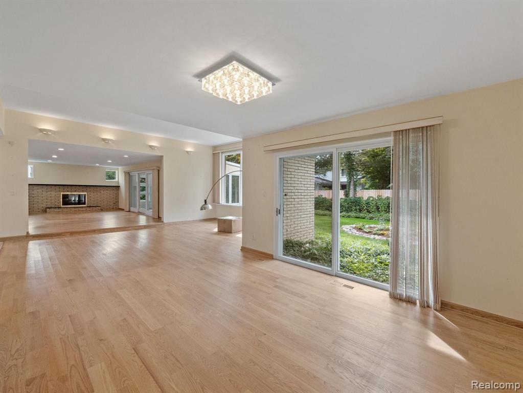 4748 South Valleyview Road West Bloomfield, MI 48323 - Photo 8 of 37