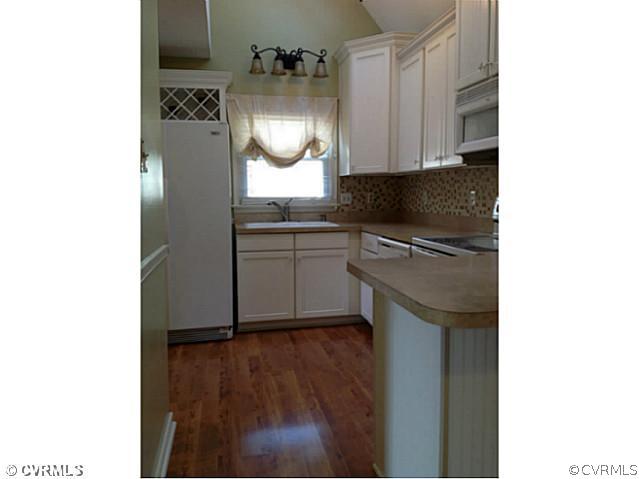 5203 Reids Pointe Road Glen Allen, VA 23060 - Photo 3 of 16 Kitchen - Beautiful cabinets!