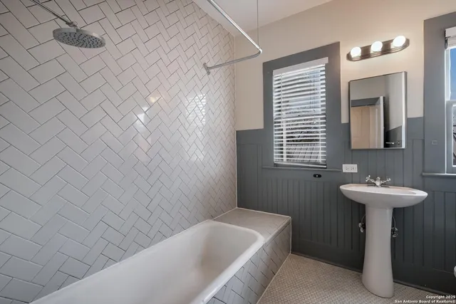 $1,850 | 121 West Woodlawn Avenue, Unit 2, San Antonio, TX 78212