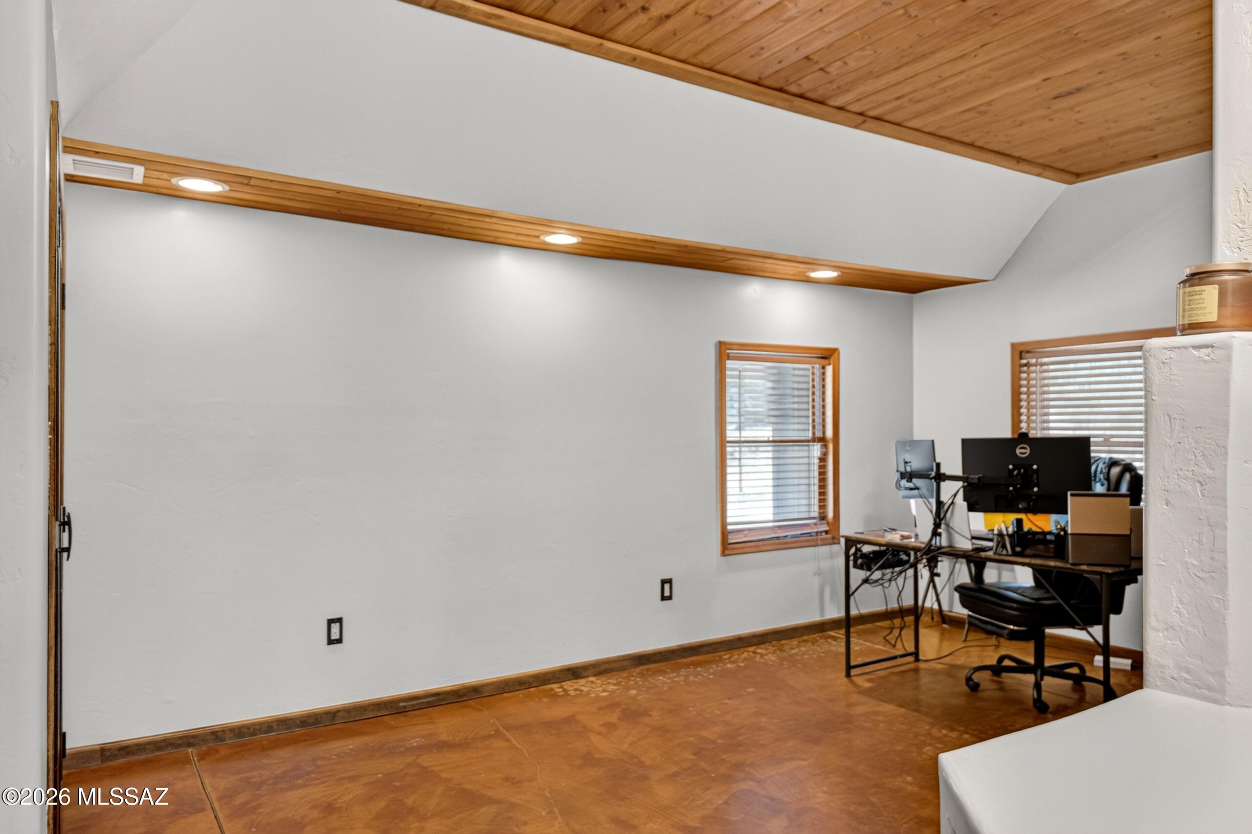 531 South Cody Loop Road Oracle, AZ 85623 - Photo 33 of 38 a workspace with furniture and window