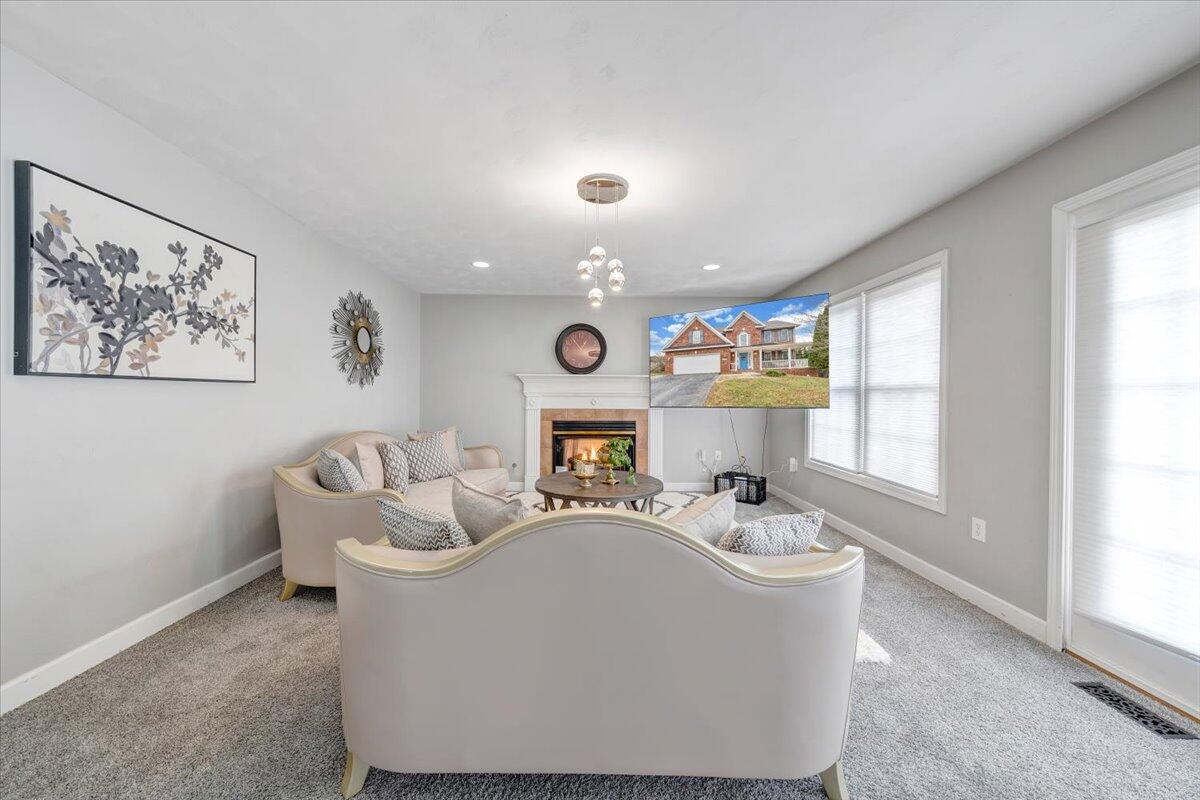 1818 High Gate Lane Salem, VA 24153 - Photo 10 of 41 Natural LIght!