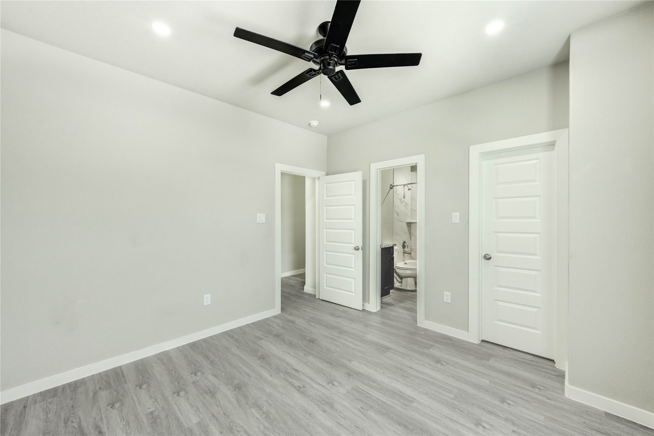 8157 Tate Street, Unit B Houston, TX 77028 - Photo 21 of 23 Upstairs Bedroom 3