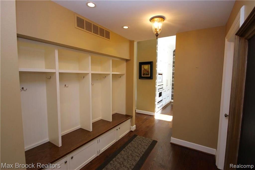 1931 East Valley Road Bloomfield Hills, MI 48304 - Photo 18 of 21 Gallery Image 18