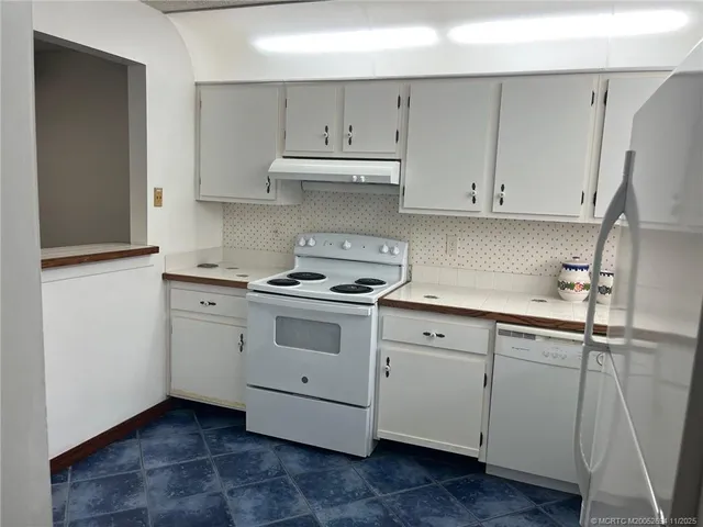 $1,700 | 1290 Southeast Parkview Place, Unit A9, Stuart, FL 34994