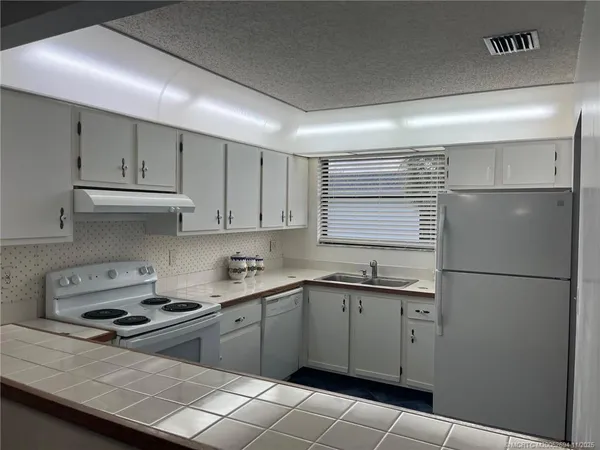 $1,650 | 1290 Southeast Parkview Place, Unit A9, Stuart, FL 34994