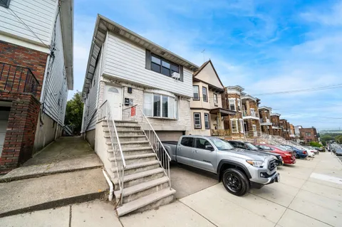 $3,250 | 213 Manhattan Avenue, Unit 2, Jersey City, NJ 07307