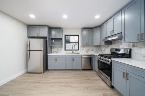 $3,250 | 213 Manhattan Avenue, Unit 2, Jersey City, NJ 07307
