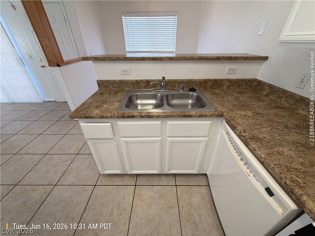 4730 East Craig Road, Unit 1124 Las Vegas, NV 89115 - Photo 9 of 22 Functional kitchen with ample counter space and convenient double sink.