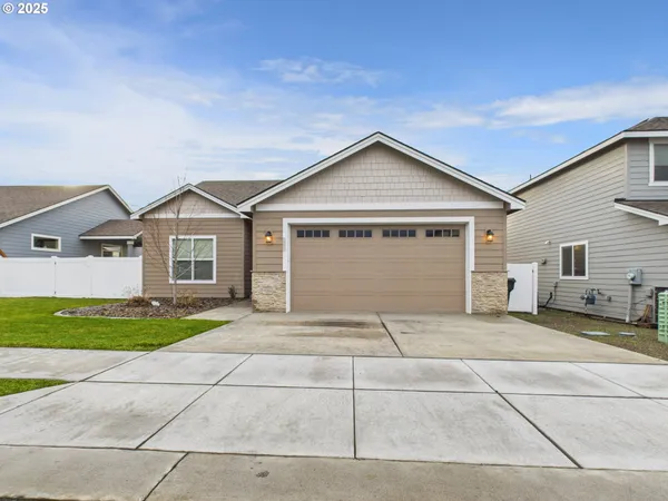 $389,900 | 862 East Autumn Avenue, Hermiston, OR 97838