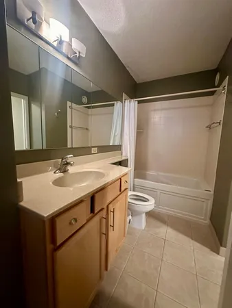 $2,450 | 222 North Columbus Drive, Unit 1407, Chicago, IL 60601