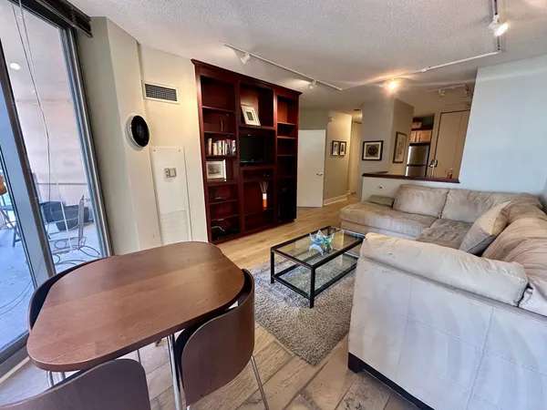 $2,450 | 222 North Columbus Drive, Unit 1407, Chicago, IL 60601