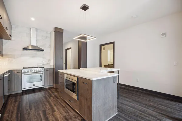 $3,200 | 253 Lake Street East, Unit 206, Wayzata, MN 55391