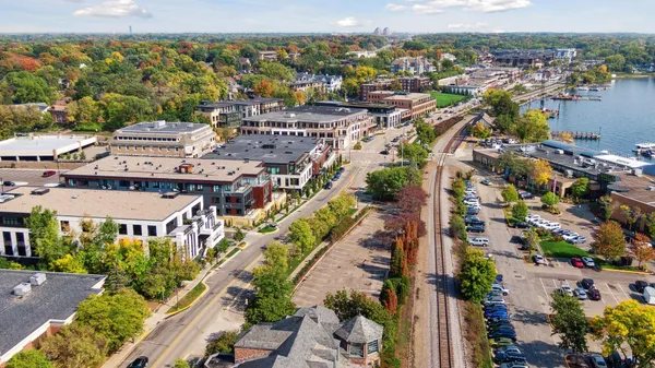 $3,200 | 253 Lake Street East, Unit 206, Wayzata, MN 55391