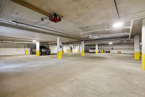 $3,200 | 253 Lake Street East, Unit 206, Wayzata, MN 55391