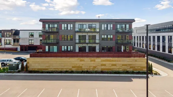 $3,200 | 253 Lake Street East, Unit 206, Wayzata, MN 55391