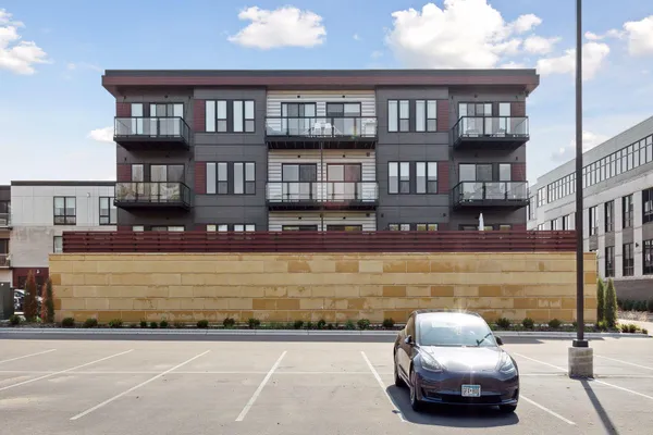 $3,200 | 253 Lake Street East, Unit 206, Wayzata, MN 55391