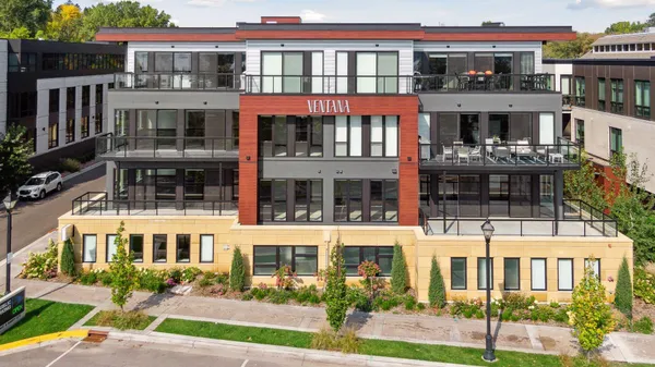 $3,200 | 253 Lake Street East, Unit 206, Wayzata, MN 55391