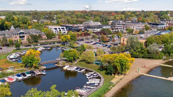$3,200 | 253 Lake Street East, Unit 206, Wayzata, MN 55391