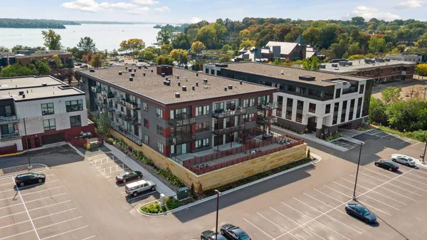 $3,200 | 253 Lake Street East, Unit 206, Wayzata, MN 55391