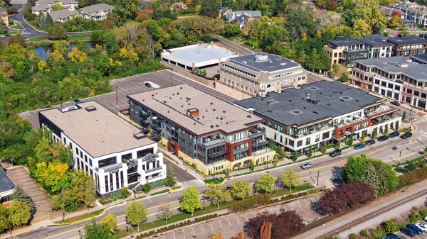 $3,200 | 253 Lake Street East, Unit 206, Wayzata, MN 55391