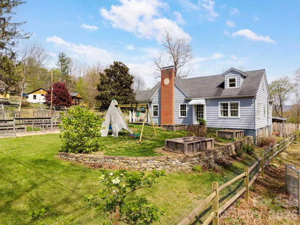 a view of a house with backyard